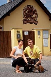 *Ondřej Bambas je spolu s Markétou Bambasovou majitelem hotelu a školky pro psy v Praze s názvem „Školka pro pejska“.*